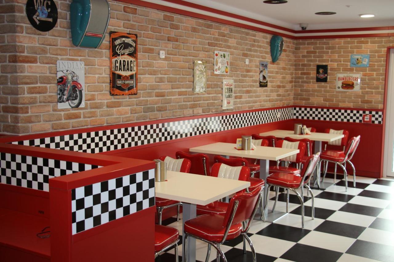 Jukebox Hotel Зноймо Екстериор снимка