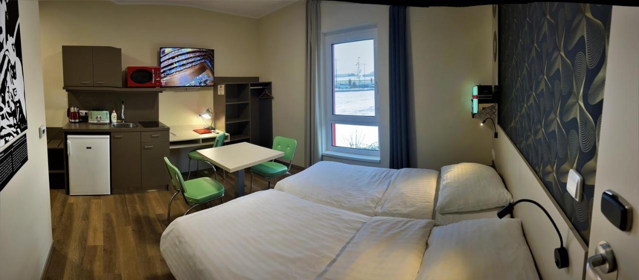 Jukebox Hotel Зноймо Екстериор снимка