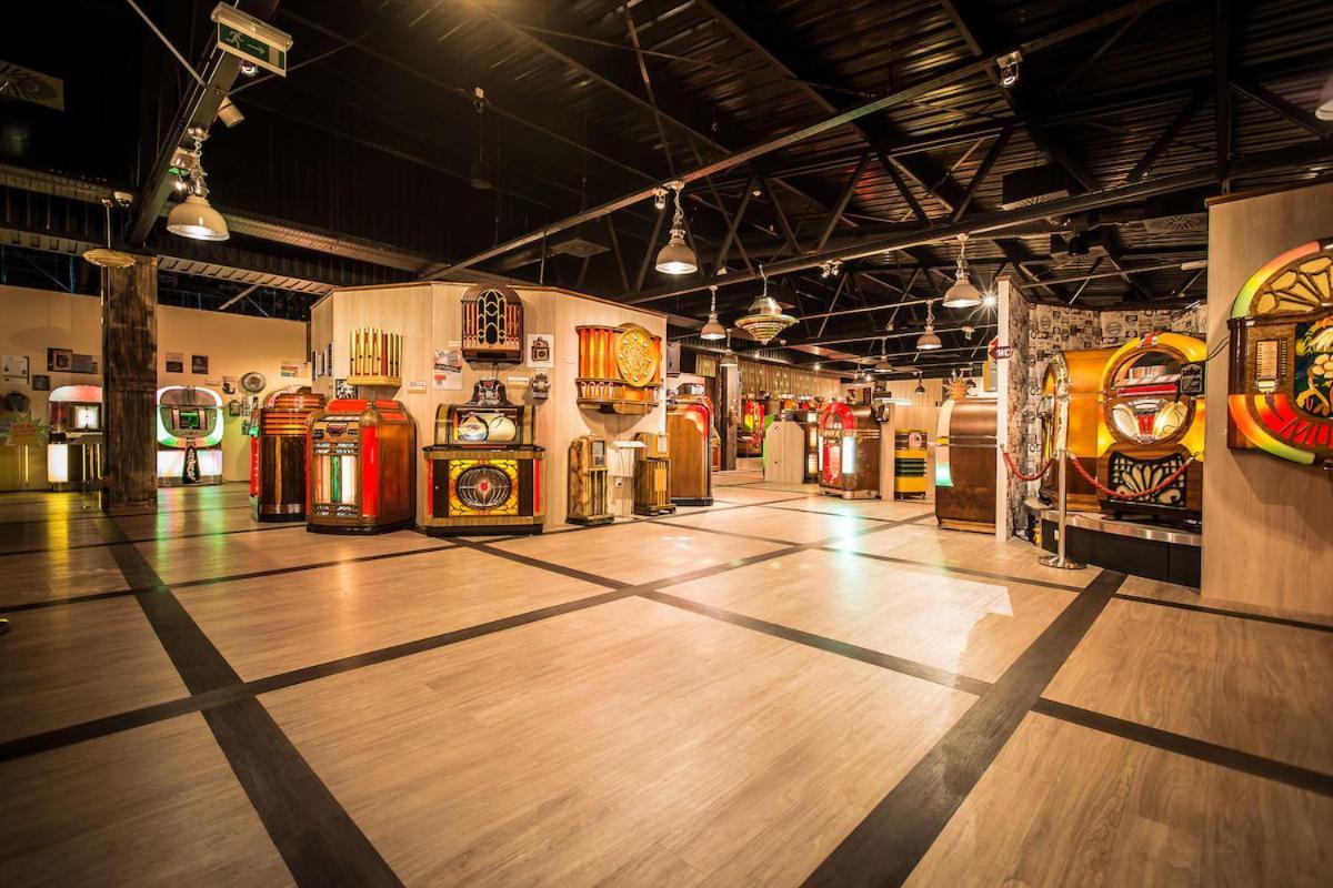 Jukebox Hotel Зноймо Екстериор снимка