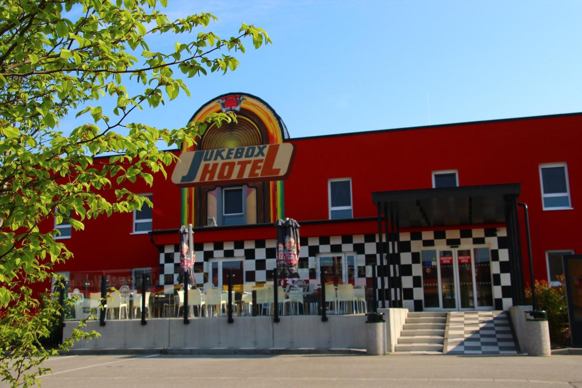 Jukebox Hotel Зноймо Екстериор снимка