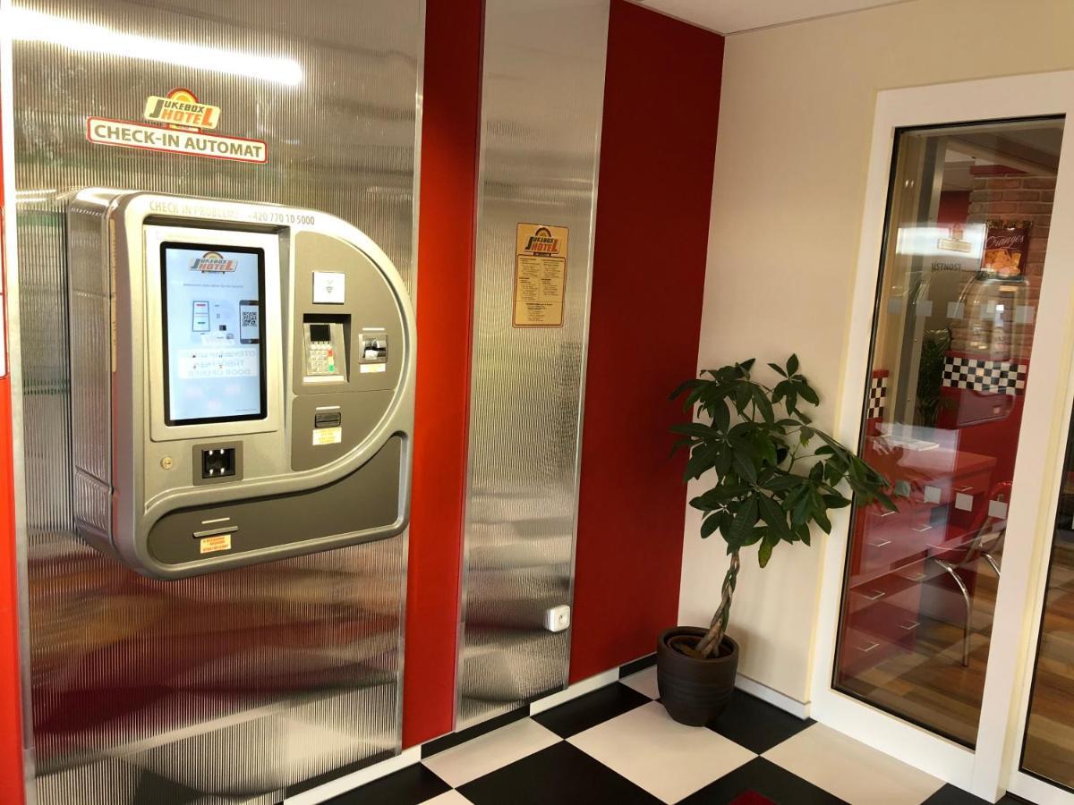 Jukebox Hotel Зноймо Екстериор снимка
