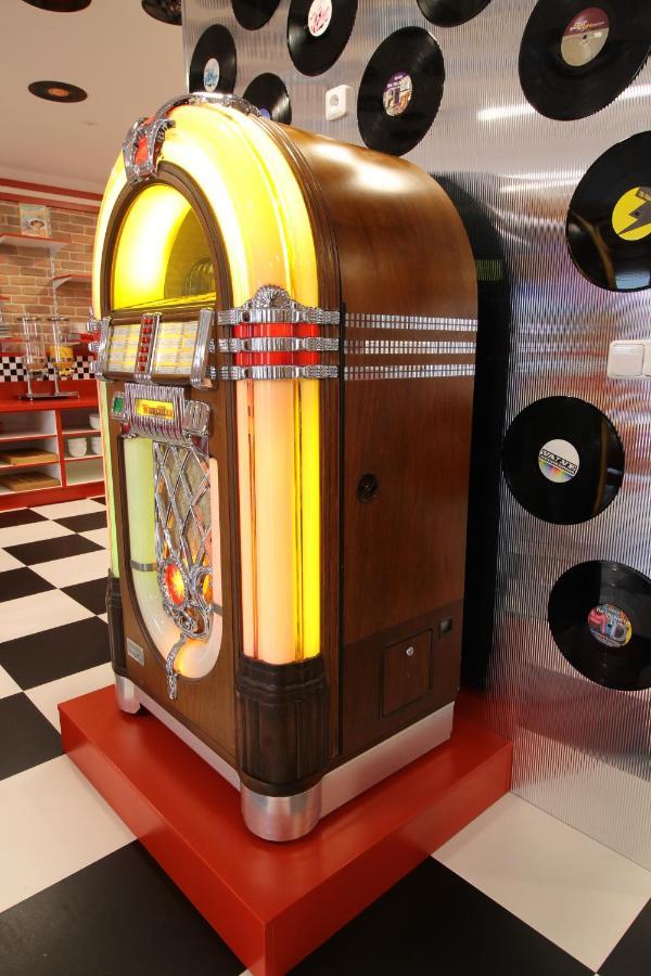 Jukebox Hotel Зноймо Екстериор снимка